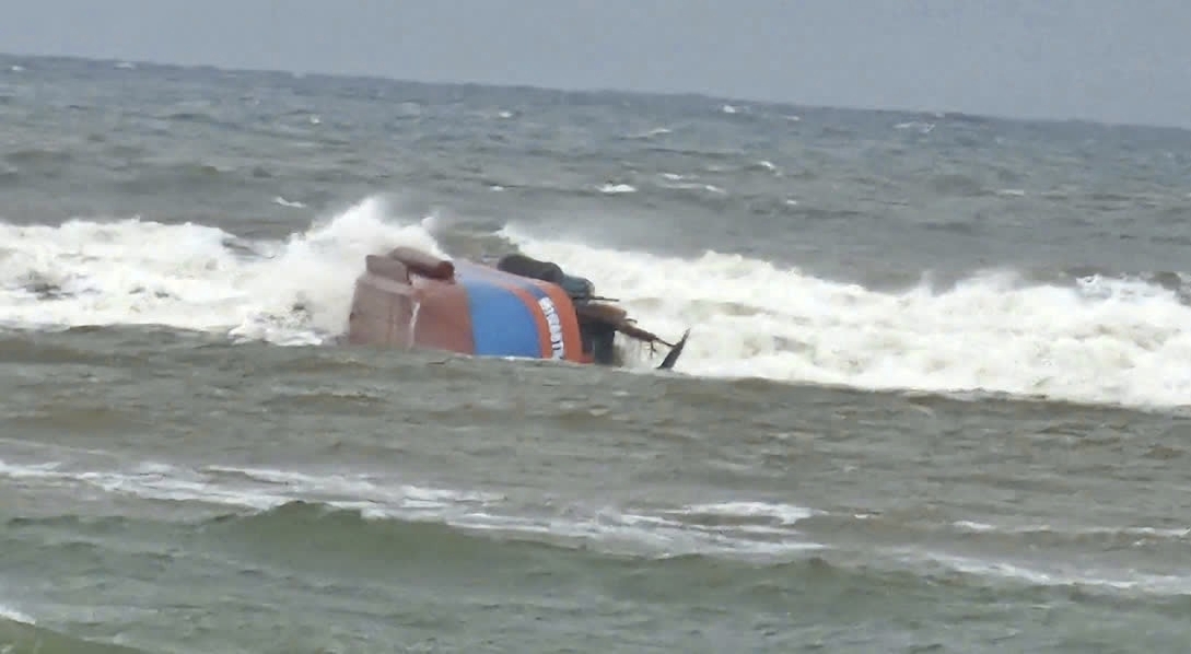 1 ngư dân đã tử vong trong vụ tàu đánh cá bị sóng đánh chìm ở cửa biển Nhật Lệ